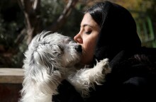 Ιρανή γυναίκα ποζάρει φιλώντας τον σκύλο της © Photo by Fatemeh Bahrami/Anadolu Agency via Getty Images