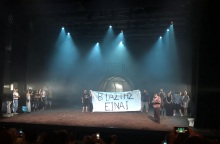 Διαμαρτυρία για την αποφυλάκιση Λιγνάδη στην πρεμιέρα της παράστασης "Ο σκύλος, η νύχτα και το μαχαίρι" την Πειραιώς 260