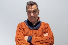 Ο καρδιολόγος, συνθέτης και συγγραφέας Θανάσης Δρίτσας συνομιλεί με τον stand-up κωμικό Κώστα Ραβνιωτόπουλο με άξονα την καλλιτεχνική του πορεία αλλά και τον ρόλο της κωμωδίας την εποχή της πολιτικής ορθότητας