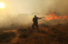 Δύσκολη η μάχη με τις φλόγες στην Πεντέλη
