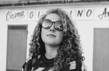 Ένα κορίτσι.