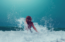 Ένα κορίτσι.