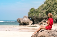 Ένα κορίτσι σε έναν βράχο. 