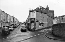 Sarah Records: Η ιστορία της μεγαλύτερης ανεξάρτητης δισκογραφικής εταιρείας που ιδρύθηκε στο Μπρίστολ από τους Clare Wadd και Matt Haynes και η επιρροή της στη DIY κουλτούρα.