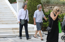 Ο Ιωάννης Στρατάκης με βερμούδα και σαγιονάρα στο Προεδρικό Μέγαρο 