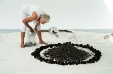 Η Ελένη Μυλωνά την ώρα της εγκατάστασης του "Fire in the lake"