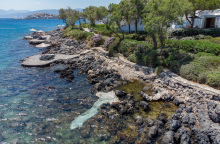 Η εγκατάσταση Tender shell geophilia των Ιλεάνας Αρναούτου και Ισμήνης Κινγκ στο Minos Beach art hotel από ψηλά