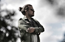 Ο Στάθης Δρογώσης παρουσιάζει το νέο του τραγούδι «Κάνω Όνειρα» στην ATHENS VOICE κι εξηγεί την ιστορία του