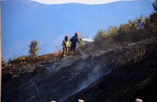 Πυροσβέστες με μάνικα επιχειρούν στην κατάσβεση πυρκαγιάς 