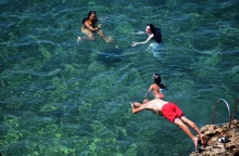 Ο καιρός σήμερα: Πολίτες απολαμβάνουν τις βουτιές τους στην παραλία