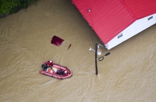 Πλημμύρες στο Κεντάκι: Διασώστες με φουσκωτή βάρκα σε δρόμους - ποτάμια
