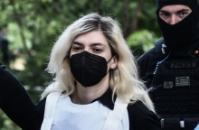 Η Ρούλα Πισπιρίγκου με μάσκα και αλεξίσφαιρο κατά τη μεταφορά της στον εισαγγελέα