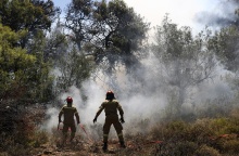 Πυροσβέστες επιχειρούν για την κατάσβεση φωτιάς