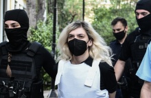 Η Ρούλα Πισπιρίγκου κατά τη μεταγωγή της στον εισαγγελέα φορά μάσκα και αλεξίσφαιρο γιλέκο
