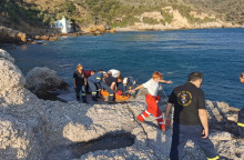 Διασώστες κοντά στο πλήρωμα του μοιραίου ελικοπτέρου που έπεσε στη Σάμο