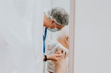 Εμβολιασμος ηλικιωμένου κατά του κορωνοιού