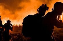 Πυροσβέστες επιχειρούν τη νύχτα σε δασική πυρκαγιά