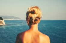 Η πλάτη μιας κοπέλας. 