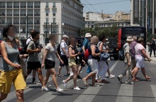 Πολίτες με μάσκα προστασίας από τον κορωνοϊό στο κέντρο της Αθήνας