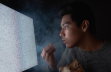 Άντρας που βλέπει τηλεόραση