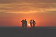 Μια παρέα στην παραλία. 