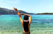 Ένα κορίτσι στην παραλία. 