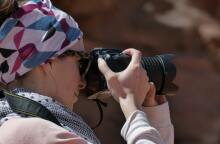 Γυναίκα τραβά φωτογραφία