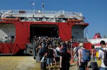 Κόσμος σε λιμάνι