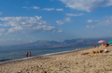 Λίγα σύννεφα πάνω από παραλία