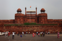 Η Εθνική σημαία της Ινδίας υψώνεται από τον πρωθυπουργό της Ινδίας στο Κόκκινο Οχυρό στις 15 Αυγούστου