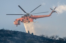 Φωτιά τώρα - Πυροσβεστικό ελικόπτερο ρίχνει νερό για την κατάσβεση πυρκαγιάς
