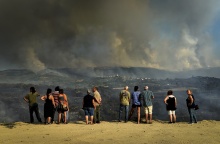 Πυρκαγιά στην Πορτογαλία - Πολίτες παρακολουθούν από μακριά το πύρινο μέτωπο