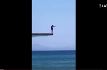 O 92χρονος κ. Γιώργος ετοιμάζεται για βουτιά στη Ρόδο