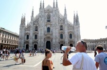 Τουρίστες στο Μιλάνο «παλεύουν» με τη ζέστη