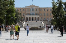 Ο καιρός αύριο - Πολίτες στο κέντρο της Αθήνας υπό υψηλές θερμοκρασίες