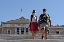 Ζευγάρι με μάσκα κατεβαίνει τα σκαλιά στην πλατεία Συντάγματος