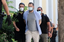 Ο 34χρονος πρώην παίκτης ριάλιτι με χειροπέδες οδηγείται από αστυνομικούς στον εισαγγελέα