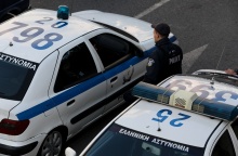 Δύο περιπολικά και στη μέση αστυνομικός