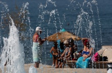 Πολίτες πίσω από σιντριβάνι 