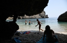 Παραλία στη Σάμο και παιδιά που παίζουν στην ακροθαλασσιά