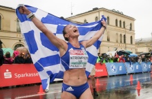 Αντιγόνη Ντρισμπιώτη: Συγκινημένη σηκώνει τα χέρια ψηλά και τερματίζει στα 20 χλμ βάδην υπό βροχή