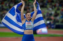 Η Ελίνα Τζένγκο κρατά ψηλά την ελληνική σημαία