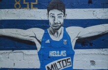 Μίλτος Τεντόγλου: Τους δρόμους της Θεσσαλονίκης κοσμεί μια νέα τοιχογραφία του καλλιτέχνη Hayate, αφιερωμένη στον Έλληνα πρωταθλητή Ευρώπης του μήκους. 