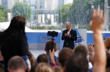 Όλαφ Σολτς: Ακτιβίστριες γύμνωσαν τα στήθη τους απέναντι στον Γερμανό καγκελάριο απαιτώντας εμπάργκο στο ρωσικό φυσικό αέριο