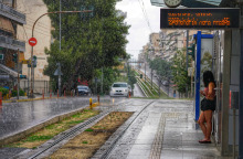 Κοπέλα παραμένει κάτω από το σκίαστρο του τραμ όσο μαίνεται καταιγίδα