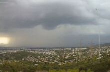 Σύννεφα και καταιγίδα πάνω από περιοχές στην Αττική