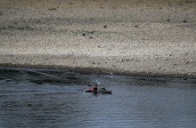 Άνδρας κάνει κανό ενώ είναι εμφανή τα σημάδια ξηρασίας