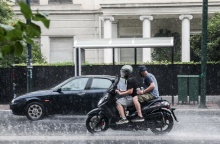 Αναβάτες σε μηχανάκια μούσκεμα από την καταρρακτώδη βροχή