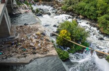 Μόλυνση σε ποτάμι από σκουπίδια