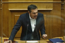 Ο Αλέξης Τσίπρας στη Βουλή με πρόσωπο γεμάτο ένταση